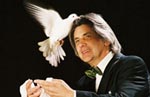 Magic Richie lässt eine Taube erscheinen